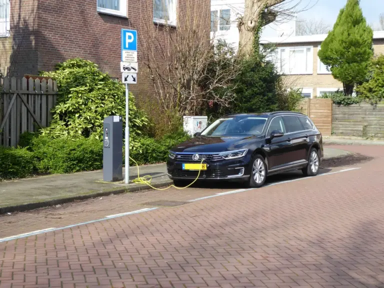thuis laadpaal laten installeren kosten subsidies en tips
