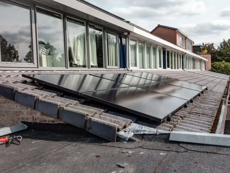 zonnepanelen laten plaatsen wat kost het en wat levert het op