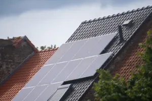zonnepanelen reinigen zo doe je dat veilig en effectief