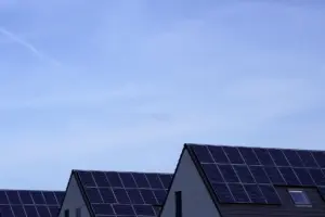 zonnepanelen en je elektrische auto samen laden met de zon
